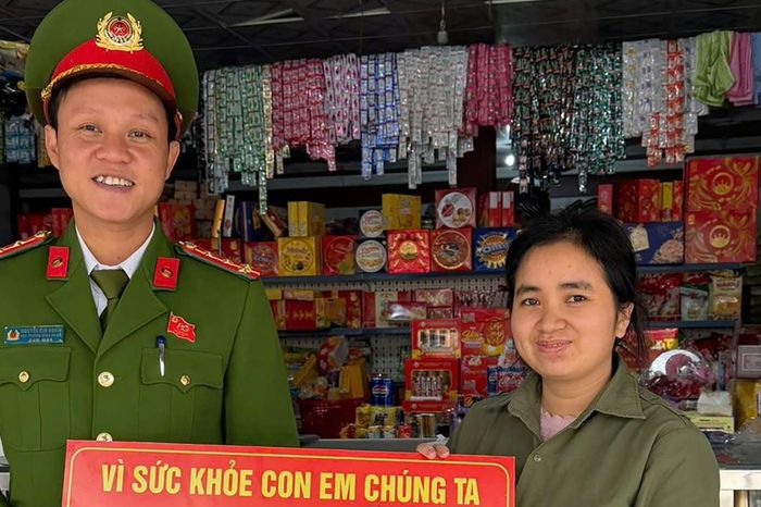Phó công an xã 'gây sốt mạng' nhờ tuyên truyền pháp luật dễ hiểu, dễ nhớ - Báo VietnamNet