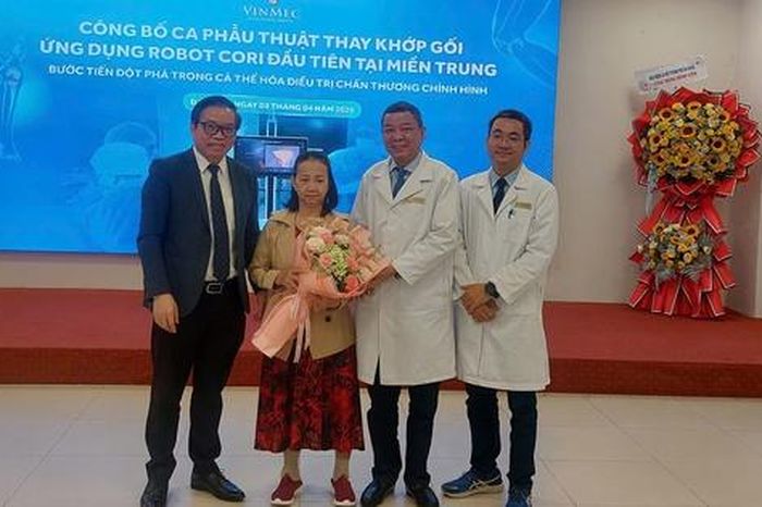 Lần đầu tại miền Trung: Thay khớp gối bằng robot, bệnh nhân tập đi ngay sau mổ - Báo Người Lao Động