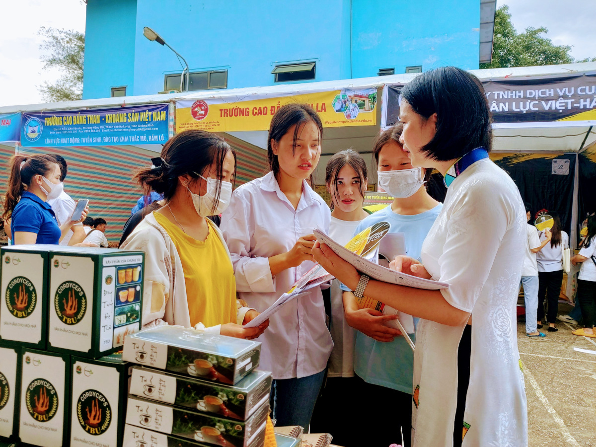 Trường Đại học Tây Bắc tham dự Ngày hội việc làm, tư vấn hướng nghiệp huyện Bắc Yên lần thứ nhất, năm 2022