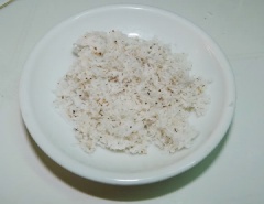Hòa 80ml nước vào dừa nạo, dùng tay bóp và nhồi nhiều lần hỗn hợp. Sau đó, đặt ray lên tô, vắt lấy nước cốt dừa cho ra chén, để riêng. Tiếp tục đổ phần nước còn lại vào vắt qua lấy nước dão dừa.