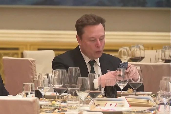 Tỷ phú Elon Musk dùng điện thoại gì - Tạp chí Tri thức