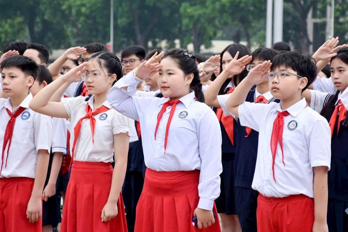 Học sinh giỏi tiêu biểu của Thủ đô báo công dâng Bác - Đài Phát thanh và truyền hình Hà Nội