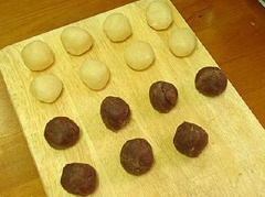 Trộn 30gr đường trắng với đậu đỏ, vo thành từng viên tròn, nhỏ, mỗi viên khoảng 20gr.