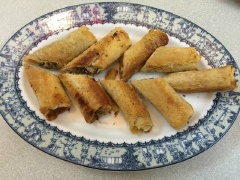 Làm nóng dầu ăn trong chảo, cho chả giò sandwich vào, chiên vàng giòn.