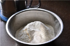Rây bột mì, bột nở, muối nở vào 1 tô lớn, trộn đều. Đồng thời, cho trứng gà, đường trắng, và mỡ heo vào một chén khác, đánh đều.