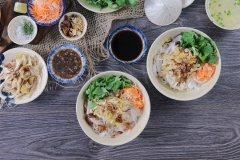 Xếp bánh phở vào tô, thêm gà xé sợi, rau răm rau thơm cắt nhỏ, đồ chua ngâm dấm đường gồm su hào và cà rốt bào sợi, đậu phộng rang, hành phi. Rưới đều nước sốt vào tô và trộn đều khi ăn. Món phở trộn có vị chua ngọt từ sốt, vị dai ngon của thịt gà, ăn kèm các loại rau và đậu phộng tạo nên hương vị hài hòa tuyệt vời. Trong những ngày cả gia đình chưa biết ăn gì thì đừng quên món ngon này nhé. Chắc chắn sẽ kích thích vị giác của tất cả mọi người luôn đó.
