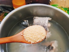 Cá chép mua về cạo bỏ vảy, bỏ ruột, rửa cho cá hết nhớt rồi để ráo. Đun nóng dầu ăn, cho tỏi băm vào, phi đến khi tỏi vàng đều thì cho ra chén. Đun sôi một nồi nước, nêm vào nước 1/2 muỗng canh muối, 1 muỗng cà phê hạt nêm Chin-su, 1 muỗng cà phê bột ngọt, 3 muỗng canh đường. Cho cá vào, nấu đến khi cá vừa chín thì gắp cá ra dĩa rồi cho 1/2 lượng tỏi phi lên trên để cá không bị tanh và khô.