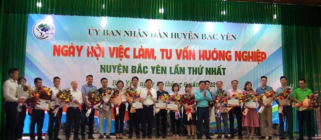 Trường Đại học Tây Bắc tham dự Ngày hội việc làm, tư vấn hướng nghiệp huyện Bắc Yên lần thứ nhất, năm 2022
