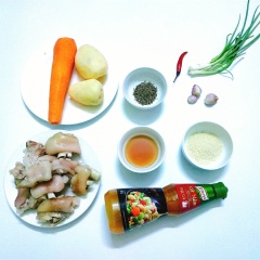 Rửa sạch chân giò qua với nước một lần, dùng dao cạo sạch phần móng, lấy chanh và muối xát vào phần móng giò cho thật sạch. Chân giò chặt miếng cho vào bát nước sôi, đảo đều để sát trùng chân giò. Sau đó, vớt ra ngoài rửa lại một lần nữa và để ráo. Cà rốt, khoai tây nạo vỏ cắt miếng vừa ăn.