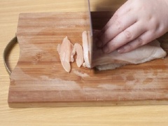 Ức gà rửa sạch, lọc bỏ da, cắt thành miếng dày cỡ 1cm. Thêm muối, tiêu, trộn đều và ướp trong khoảng nửa giờ cho thấm.