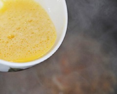 Cho nước bột bắp, trứng vào, vừa đổ vừa khuấy đều nồi súp.