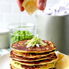 Xếp bánh pancakes đậu Hà Lan lên dĩa, ăn kèm chanh hoặc giấm Balsamic. Bánh pancakes vừa có vị mềm, thơm hương trứng, vừa xen lẫn đậu bùi ngọt, hành lá sựt sựt ngon lắm đấy. Các mẹ thử làm ngay món bánh pancakes đậu Hà Lan này cho bé nhé, đảm bảo bé sẽ thích đấy.