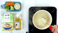 Nấu sôi nồi nước, cho 30gr pasta hữu cơ HiPP vào luộc chín mềm khoảng 4 phút. Bé còn nhỏ tuổi nên luộc mềm để bé dễ nhai và tiêu hóa.