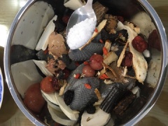 Gà sau khi trụng xong mang ra rữa sơ lại dưới vòi nước lạnh. Chặt làm 2 hoặc để nguyên con đều được. Cho vào nồi. Thêm tất cả các nguyên liệu thuốc bắc vào. thêm các gia vị gồm: 1/2 thìa cà phê đường, 1/2 thìa cà phê muối, 1/2 thìa cà phê tiêu, 1/2 thìa cà phê bột ngọt, 1/2 thìa cà phê nêm và 1 thìa cà phê mật ong chúa vào trộn đều và để ướp trong khoảng 30 phút.