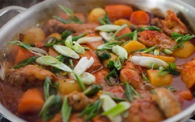 Thịt Gà Hầm Cay Kiểu Hàn