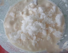 Chuối lột vỏ, bỏ chỉ, thái lát 2/3 (không làm đứt rời các lát chuối). Rồi xếp xòe ra như cánh quạt. Bột bánh chuối chiên xù: Bột mì, bột gạo, chút xíu muối, đường, nước cốt chanh cho hết vào tô. Sau đó cho nước đá lạnh vào mang bao tay bóp bột cho thật nhuyễn. Cuối cùng cho dừa khô vào trộn đều tạo thành hỗn hợp bột hơi sền sệt chứ không lỏng.
