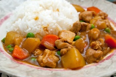 Tắt bếp, múc cà ri ra đĩa, ăn kèm với cơm nóng hoặc bánh mì.