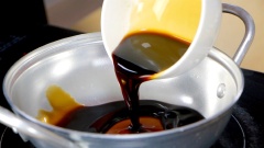 Làm nước chấm há cảo: Nấu nước tương chấm há cảo: cho vào nồi 50ml nước tương, 50gr đường nâu, 15ml rượu trắng, 15ml giấm đỏ, 10gr gừng băm, 5gr ớt băm, đun cho nước sốt sôi lăn tăn 2-3 phút để nước sốt có độ sệt thì nhấc xuống.