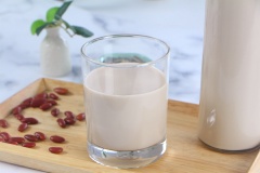 Sữa đậu đỏ là món đồ uống bạn không nên bỏ qua, nay kết hợp thêm cùng hạt hướng dương không chỉ có hương vị thơm ngon mà nó còn có tác dụng giúp làm đẹp da, giàu dinh dưỡng rất tốt cho sức khỏe. Với công thức đơn giản từ Cooky, hy vọng có thể giúp bạn học thêm được cách pha chế một món đồ uống ngon để thỉnh thoảng chiêu đãi cả gia đình cùng thưởng thức nhé!