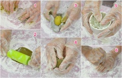 Trải bột áo ra bàn, đem cục bột trong tô ra nhồi lại cho đều, dàn mỏng bột rồi chia vỏ bánh theo tỷ lệ: 2 phần vỏ và 1 phần nhân. Cho nhân vào phần vỏ, gấp mí lại, viên tròn, nhớ cho bột dính bột áo hoàn toàn để khi cho vào khuôn đóng sẽ không bị dính. Sau đó cho bánh vào khuôn đã thoa chút bột. Dùng tay ấn chặt bánh xuống, sau đó gỡ bánh ra khỏi khuôn.