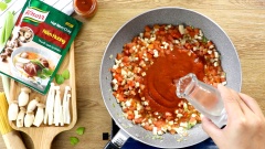 Bắc chảo lên bếp, làm nóng chảo với 2 muỗng canh dầu ăn. Thêm vào 15gr hành boa rô băm nhỏ rồi xào thơm. Tiếp theo cho thêm 100gr cà chua cắt hạt lựu, 80gr nấm đùi gà cắt hạt lựu vào chảo xào 5 phút cho cà chua và nấm mềm. Sau đó cho thêm 200gr sốt cà cô đặc, 100ml nước lọc vào khuấy đều, đun cho sốt sôi lên.