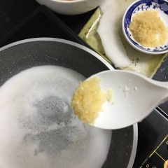 Cho dừa nạo ra tô cho nước sôi vào ủ 10 phút bóp thật mạnh tay cho dừa tiết ra nước cốt. Cho nước cốt lên đun sôi với lửa nhỏ cùng một xíu muối cùng một chút đường.
