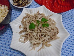 Đùi gà rửa sạch, cho vào nồi nước cùng 1/2 muỗng cà phê hạt nêm, luộc chín. Vớt đùi gà ra, xé thành sợi nhỏ.