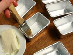 Bôi một lớp bơ vào lòng và thành khuôn, sau đó rắc một lớp đường bột để chống dính.