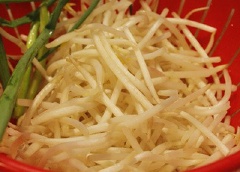 Giá đỗ rửa qua nhiều lần sạch, nhặt bỏ rễ giá (nếu muốn), để giá lên rổ cho ráo nước.