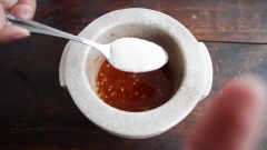 Đối với phần nước chấm, các bạn giã nhuyễn ớt trước, cho thật nhuyễn rồi cho tỏi vào giã chung đến khi nhuyễn, cho phần nước mắm cùng với đường vào, khuấy đều sẽ cho ra hỗn hợp nước mắm tỏi ớt sền sệt là đạt.