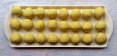 Ngắt từng viên bột vo tròn lại (mỗi viên 25g). Chuẩn bị tô đựng 100g đường trắng còn lại và bột quế, sau đó trộn đều hỗn hợp lại với nhau.