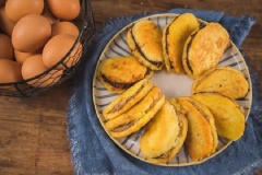 Xếp bánh bao chiên kẹp thịt và đậu đỏ ra đĩa và dọn ra cho cả nhà măm măm thôi nào. Những chiếc bánh bao chiên có lớp vỏ chiên giòn béo, kẹp lấy 2 loại: nhân đậu đỏ bùi ngọt; nhân thịt heo bùi béo đậm đà, cực hấp dẫn.