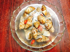 Ốc hương chọn loại còn tươi sống, mua về đem rửa sạch, ngâm ốc vào nước gạo có cắt thêm vài lát ớt, ngâm khoảng 2-3 tiếng đồng hồ cho ốc hương nhả hết cát bẩn. Sau đó đem rửa sạch, để ráo nước.