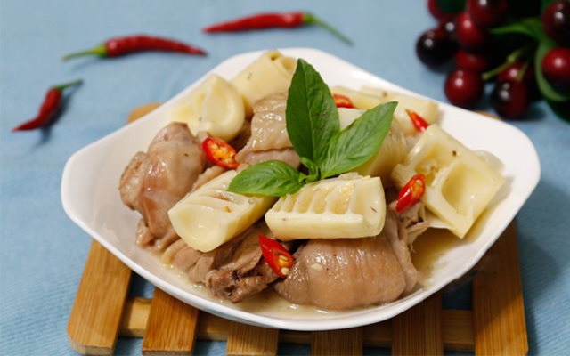Thịt Gà Kho Măng Non