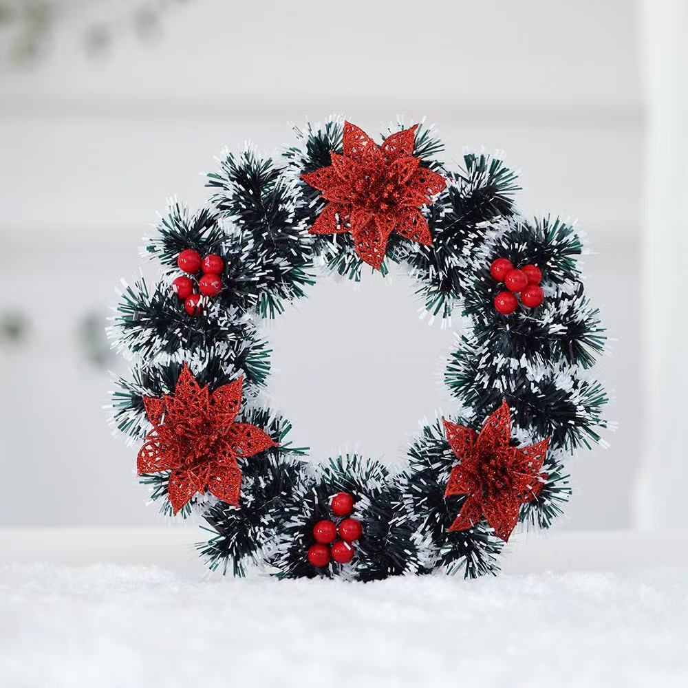 Dekorativer Weihnachtskranz mit festlichen Akzenten