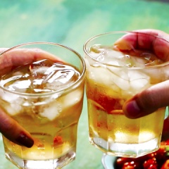 Cho tóp mỡ ra đĩa và thưởng thức ngay từng miếng tóp mỡ giòn tan, béo ngậy ngấm đều gia vị mắm, tỏi, ớt mà ăn vào là sẽ nghiện ngay. Tóp mỡ cháy tỏi ớt làm xong cất vào hộp để cả tháng vẫn giòn giòn. Bạn hãy làm ngay món ăn vặt vạn người mê này nhé!