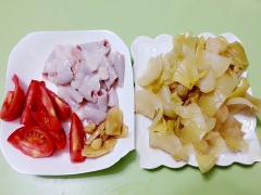 Thái lòng non ra thành các đoạn ngắn khoảng 2 đốt ngón tay. Dưa cải chua thái khúc, hành lá thái khúc, gừng thái lát mỏng, cà chua thái múi cau.