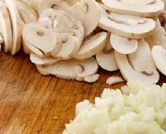 Cắt lát nấm trắng và thái nhỏ hành tây nhé! Cho bơ vào chảo đun chảy nào!