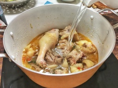 Làm nóng 1 muỗng canh dầu ăn trên bếp, rồi cho hỗn hợp gừng, tỏi, ớt và đầu hành đã băm vào phi thơm. Sau đó cho thịt vịt đã thái vào xào cho thịt săn lại khoảng chừng 5 phút, cho 30ml nước mắm, 1 muỗng canh hạt nêm, 200gr đường phèn và 1/4 muỗng cà phê bột ngọt, rồi cho thêm 700ml nước lọc vào.