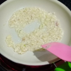 Luộc trứng cút lộn cho chín và bóc vỏ trứng cho sạch, để riêng. Cho xíu dầu ăn vào chảo đun nóng già, cho tỏi băm vào phi cho thơm.