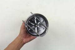 Bọc khối bột trong nhiều lớp màng thực phẩm, cho vào khuôn (làm chả lụa), đậy nắp lại rồi tiếng hành nén chặt lại để giúp bánh được cứng cáp hơn và không bị nở bông mềm khi hấp. Cho cả khuôn vào nồi hấp trong khoảng 30 phút là được.