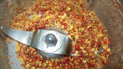 Cho ớt khô vào chảo cùng 1 muỗng canh dầu ăn, đảo đều 30 giây. Sả băm nhỏ, cho vào máy xay sinh tố cùng ớt khô, xay nhuyễn.