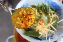 Cho bún vào chén, thêm rau đã chuẩn bị lên trên, lúc 1 vá nước lèo dội lên. Trước khi ăn nếm thử để có thể thêm vào gia vị gồm nước cốt dừa nguyên chất và nước mắm chua cay ngọt đã chuẩn bị sẵn sao cho vừa miệng rồi trộn đều lên ăn nhé!