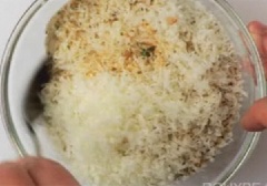 Trộn đều 50g phô mai bào với bột chiên xù với tỉ lệ khoảng 1 phô mai - 3 bột chiên xù. Lăn thịt gà vào bột mì rồi nhúng vào trứng đã đánh tan. Sau đó lại lăn ngay miếng thịt vào bột chiên xù. Đun nóng nhiều dầu ăn trong chảo chiên thịt chín vàng đều thì vớt ra để ráo dầu.