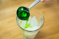 Đầu tiên cho đá viên vào ly sau đó chế 3 muỗng canh siro dưa lưới vào, tiếp đó là chế 180ml nước soda vào. Dùng muỗng khuấy đều, cuối cùng thêm một viên kem vani lên trên và trang trí kèm 1 trái cherry nữa là xong rồi đó.