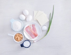 Rây 120g bột mì đa dụng và 30g bột khoai tây vào tô lớn, thêm 220ml nước lọc vào, dùng phới lồng khuấy đều thành hỗn hợp đồng nhất. Sau đó thêm hành lá cắt nhỏ và 1/4 muỗng cà phê muối vào, khuấy đều rồi để yên 10-15 cho hỗn hợp ngấm nước.