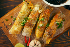 Bánh tráng mắm ruốc nướng bằng chảo chống dính vẫn ngon lành như thường, giòn rụm thơm ngon. Mùi bơ trứng rồi pa tê kết hợp cùng vị chua của cà rốt cùng củ cải ngon ơi là ngon!