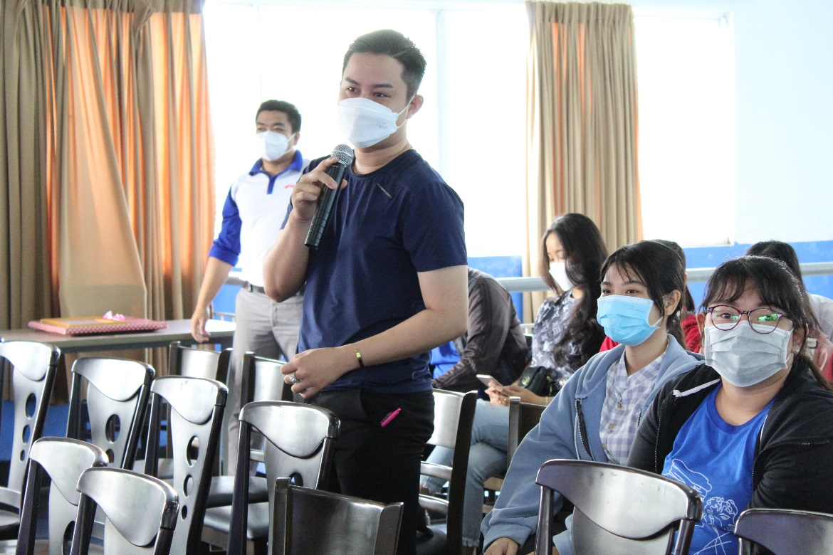 Sinh viên tham gia giao lưu trả lời câu hỏi cùng Head Phát Tiến