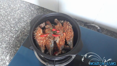 Chuẩn bị 1 cái nồi đất (nồi này kho cá ngon nhất). Cho đầu hành xuống dưới đáy nồi, cho cá nục vào, cho ớt bột, ớt trái vào, bật bếp lên, cho nước sốt vào, để lửa nhỏ. Kho đến khi nào thịt cá nục săn và nước kho sệt lại.