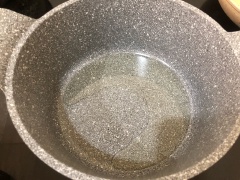 Làm nóng 1.5 muỗng canh dầu ăn trong nồi. Cho đầu hành trắng vào phi thơm. Tiếp tục, cho thịt bò vào xào sơ trên lửa lớn. Khi thịt bò đã chuyển màu sậm đều. Cho khoảng 1.5 tô nước loc vào nồi.